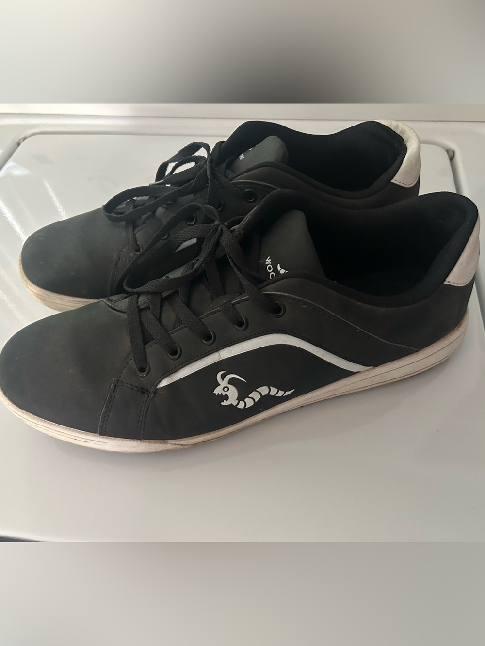 Black Men’s Golf Sneakers with White Accent